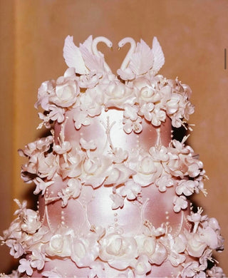 wedding trend, wedding ideas, unique wedding ideas, kitschy wedding cake, vintage wedding cake, ethereal wedding cake, wedding bouquet, wedding flower rpeservation, bouquet preservation, wedding flower preservation
